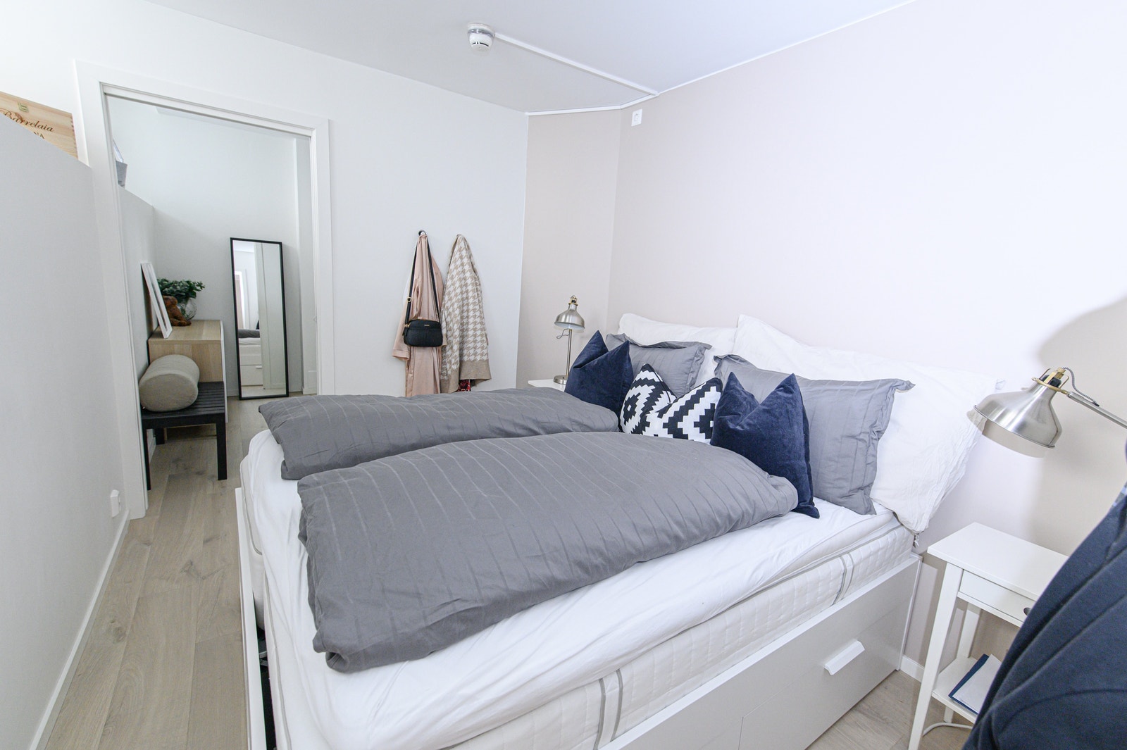 Soverom med gjennomgang til walk-in closet/soverom 2. Galleribilde