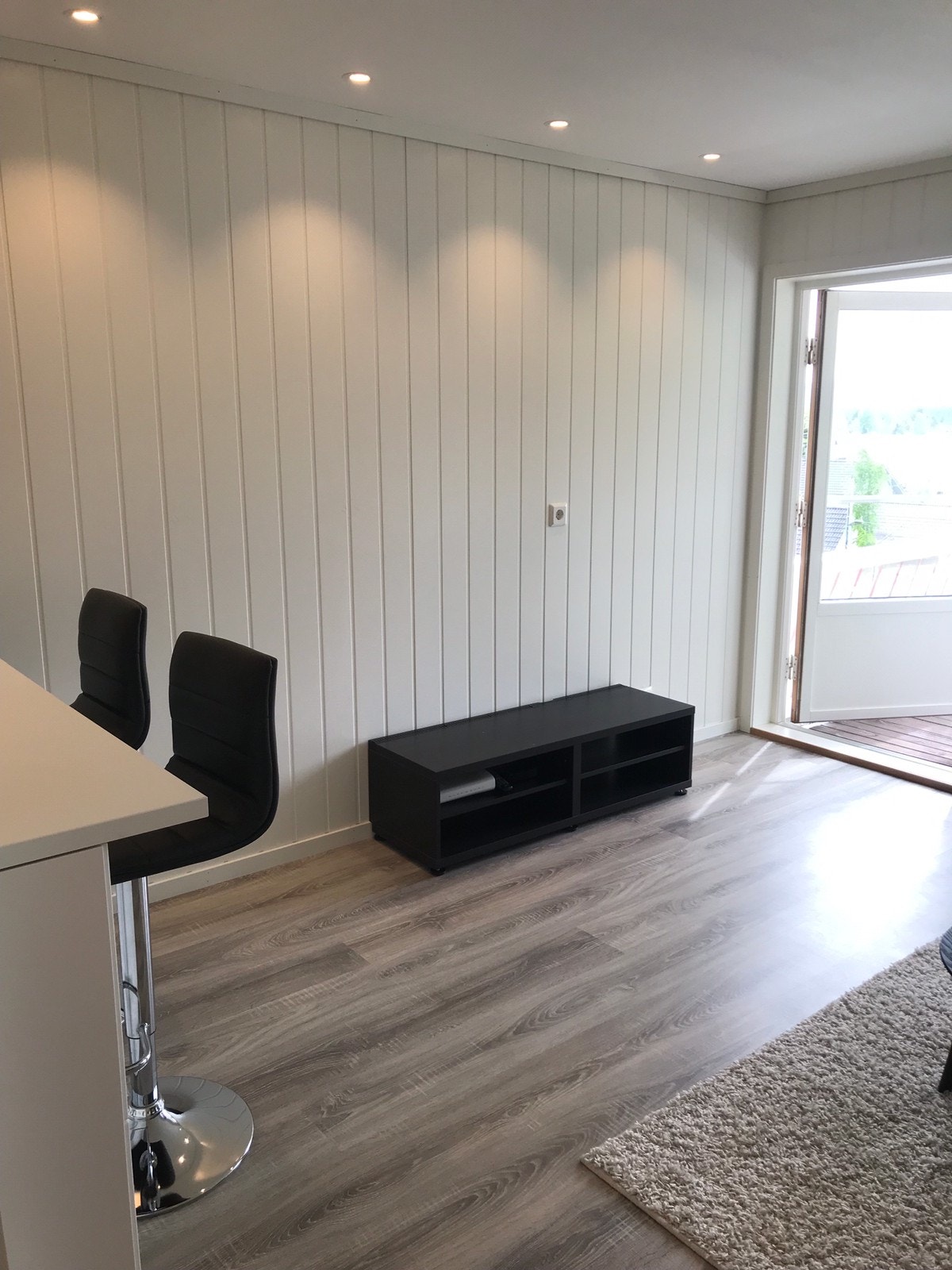 Stue med tv benk. Get boks og internett. Galleribilde