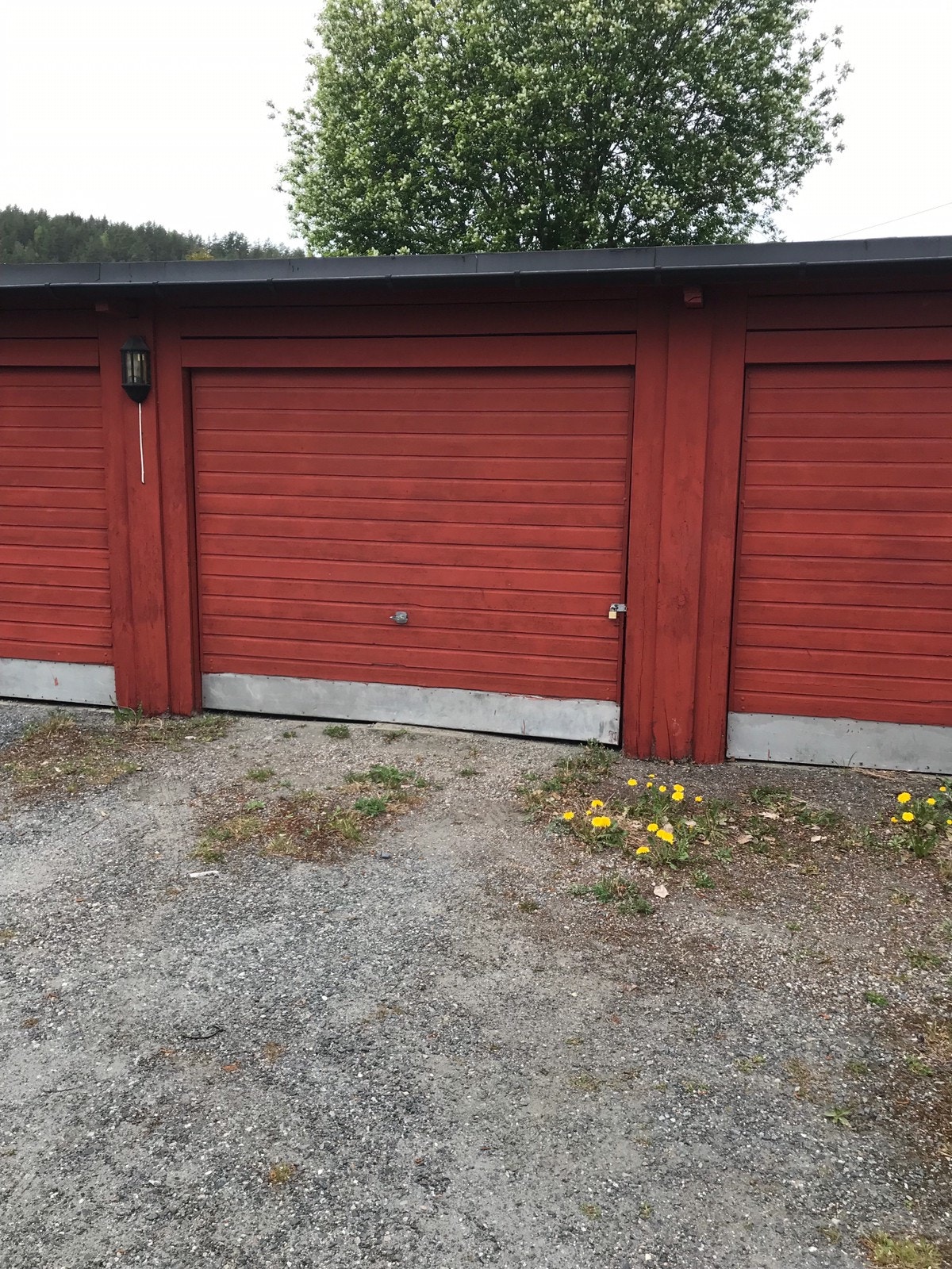 Garasje og biloppstillingsplass Galleribilde