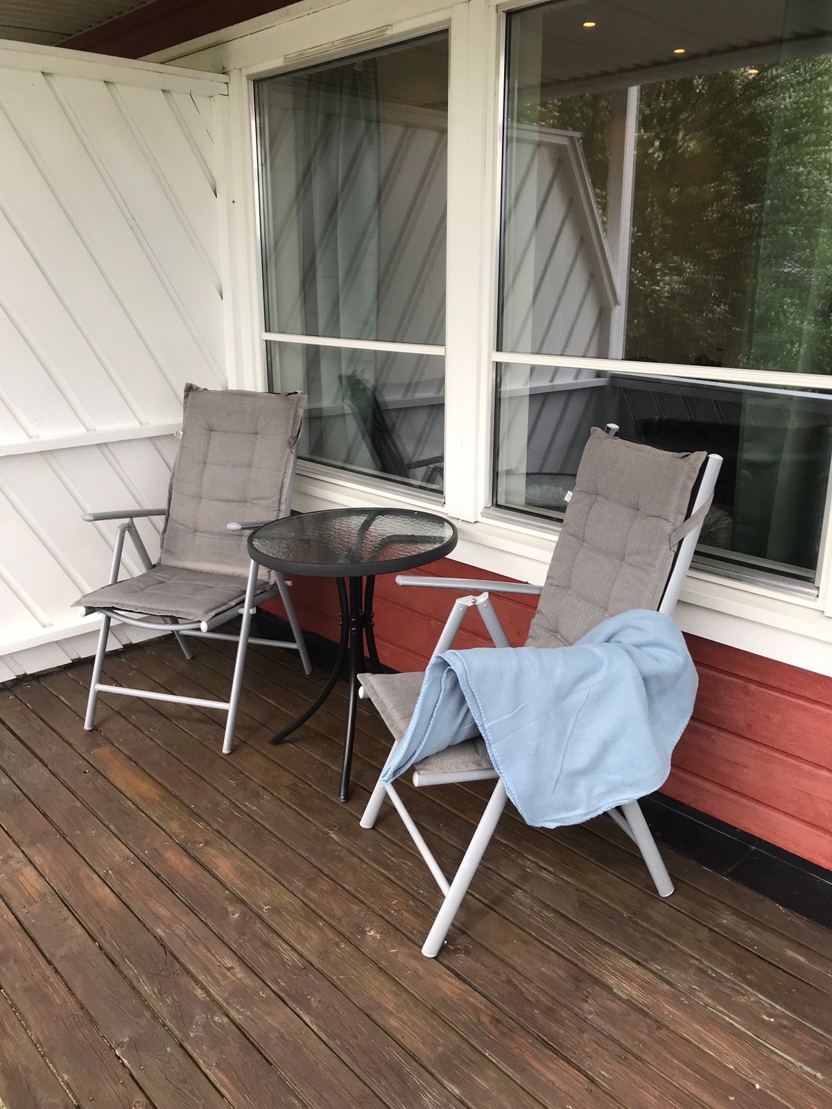 Koselig og solrik terrasse. Galleribilde