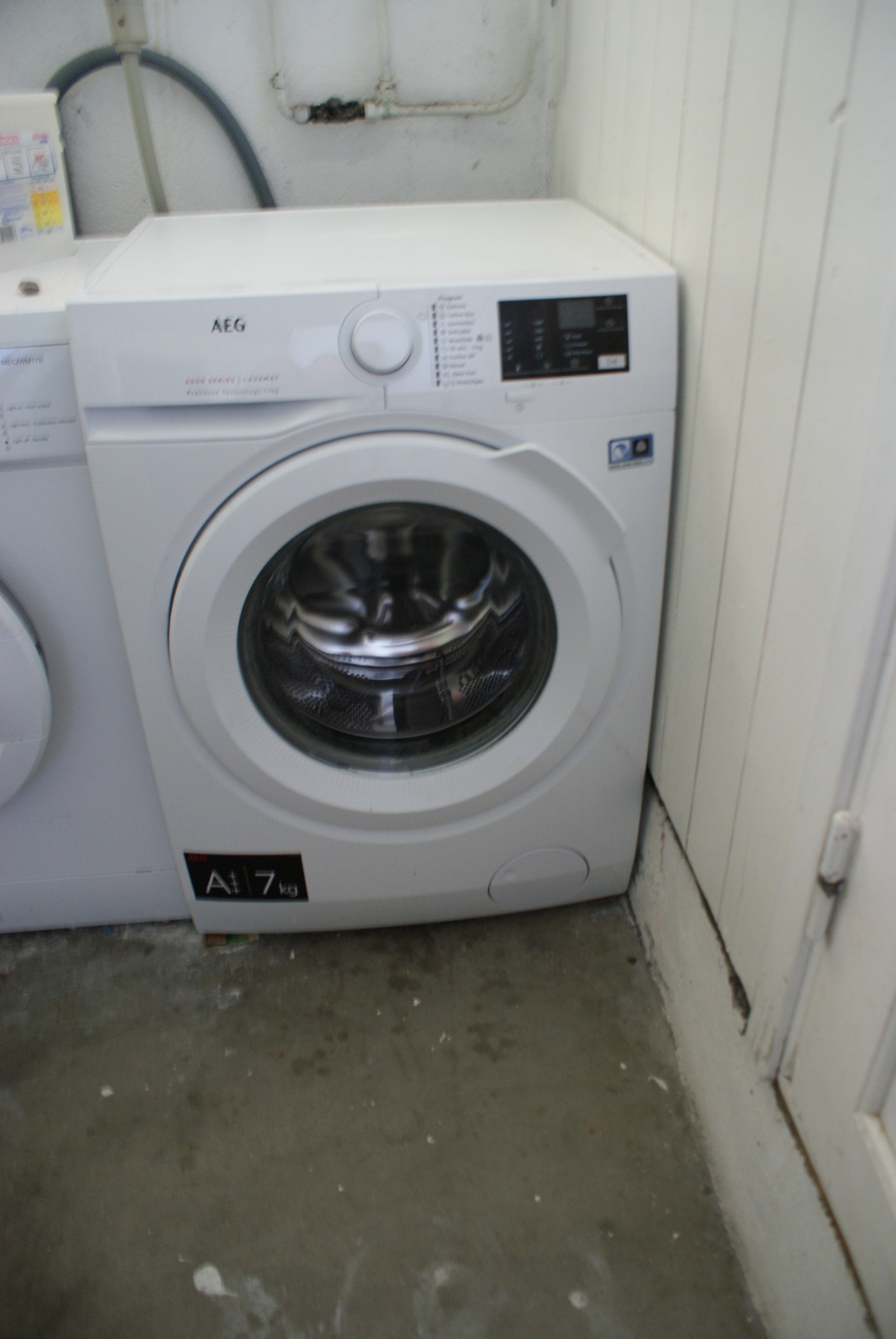 Egen vaskemaskin i vaskekjeller med tørkerom. Galleribilde