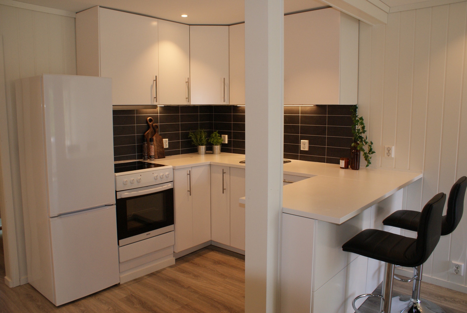 Kjøkken med hvitevarer fra 2019 Galleribilde