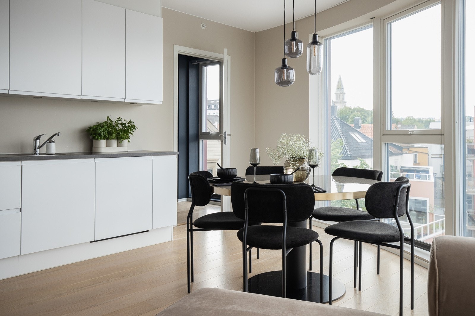 Spise plass inn mot inngang soverom 1 Galleribilde