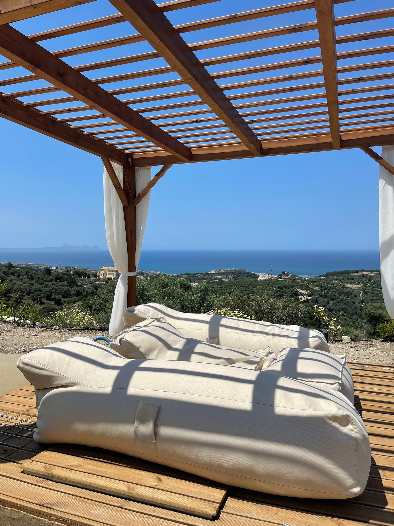 Deilige solpuffer under pergolaen. Galleribilde