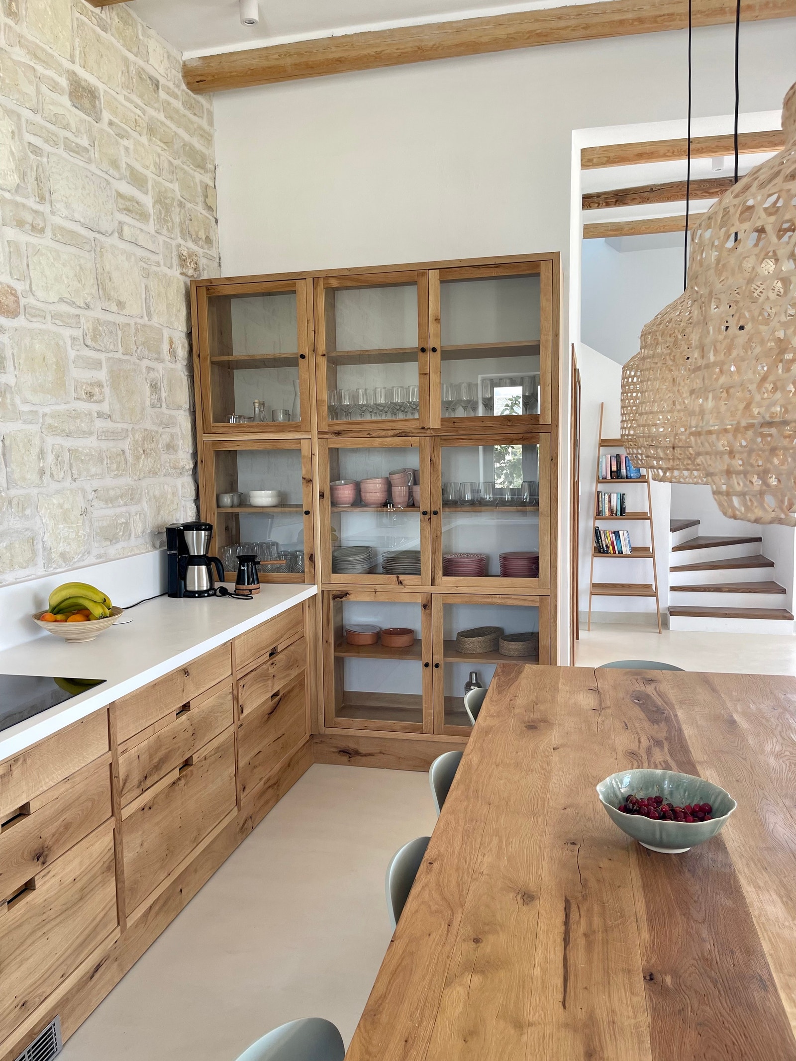 Kjøkken i heltre med absolutt alt man trenger og Miele hvitevarer Galleribilde