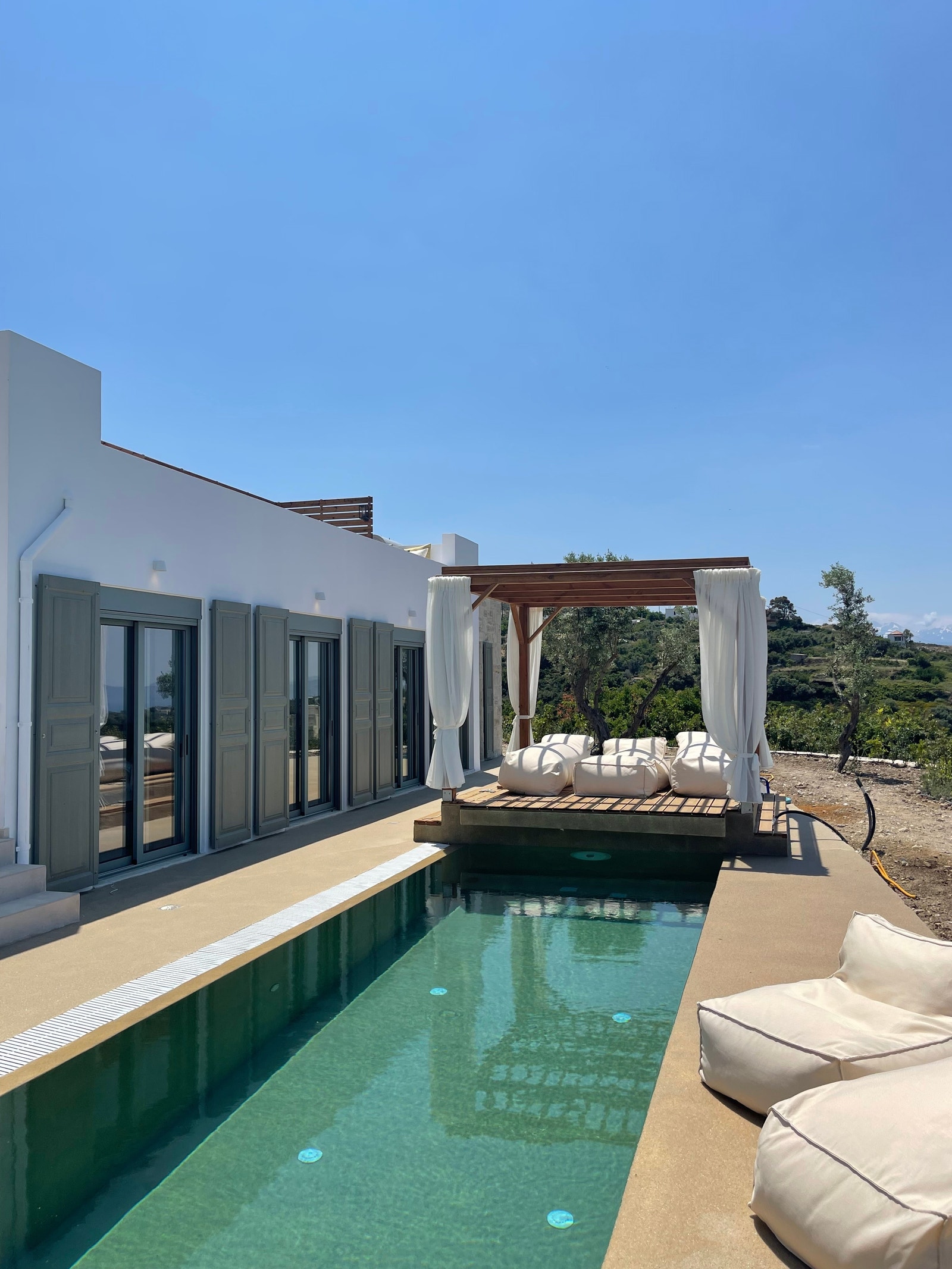 Her kan man late seg i solen eller svømme i motstrømsbassenget om maskinen er slått på Galleribilde