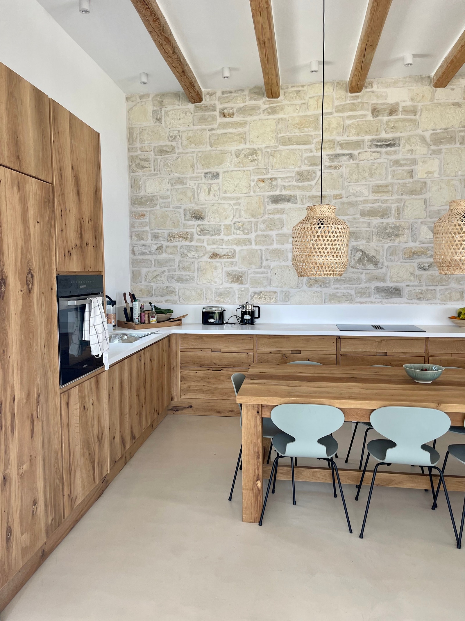 4 meter under taket, takbjelker, steinvegg og heltre kjøkken skaper et unikt miljø. Galleribilde