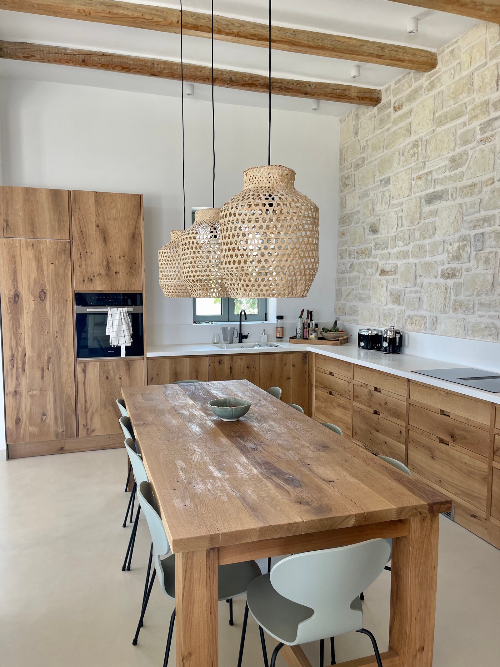 Kjøkkenbord med plass til 10 personer Galleribilde