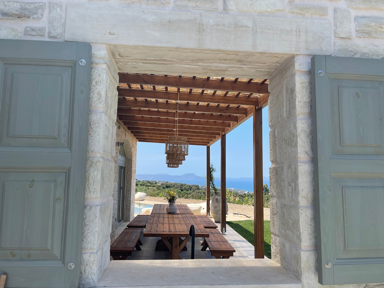 Vindu fea hage til spiseplass ute Galleribilde