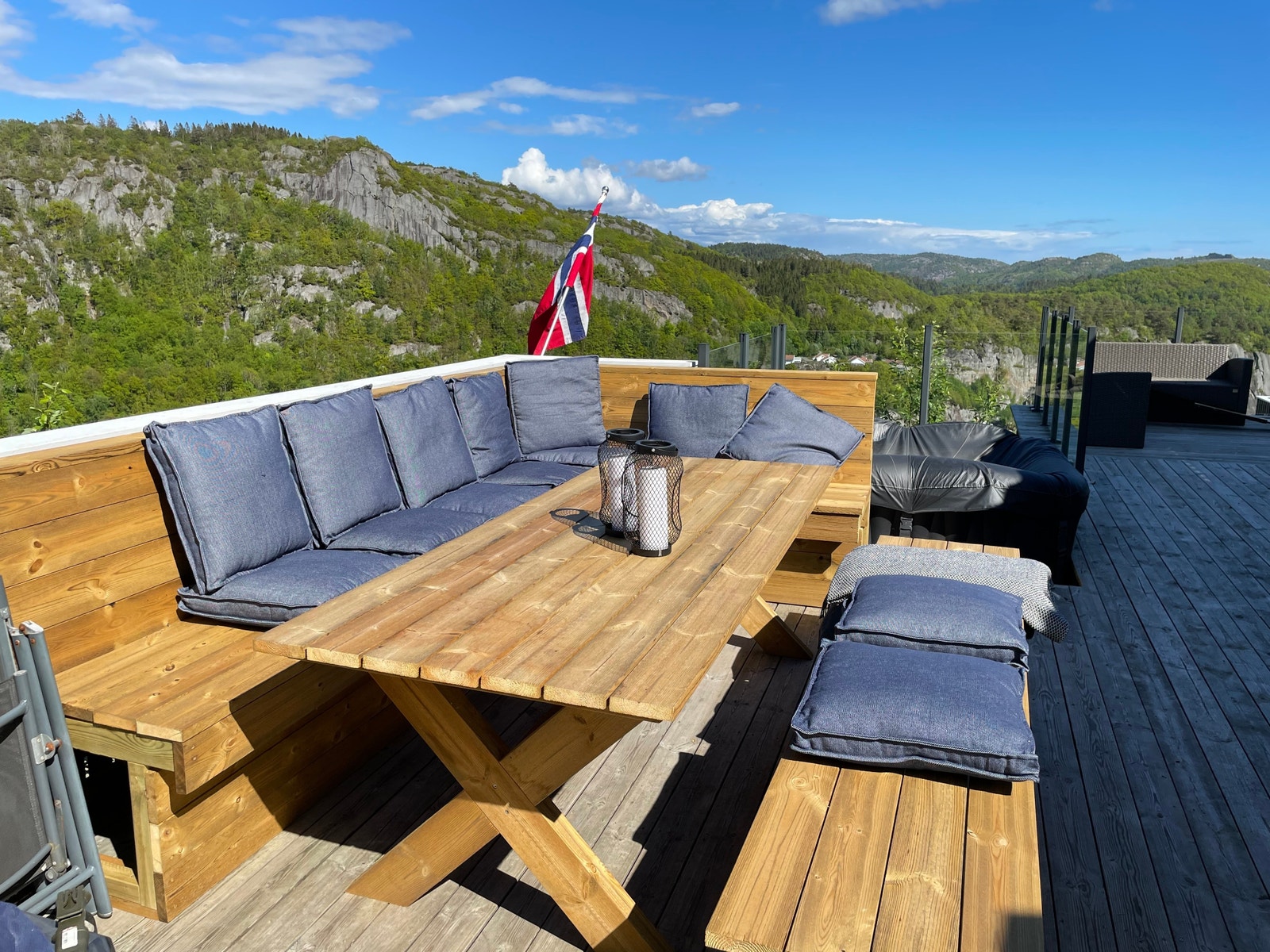 Uteplass med sitteplass til 13 stk Galleribilde