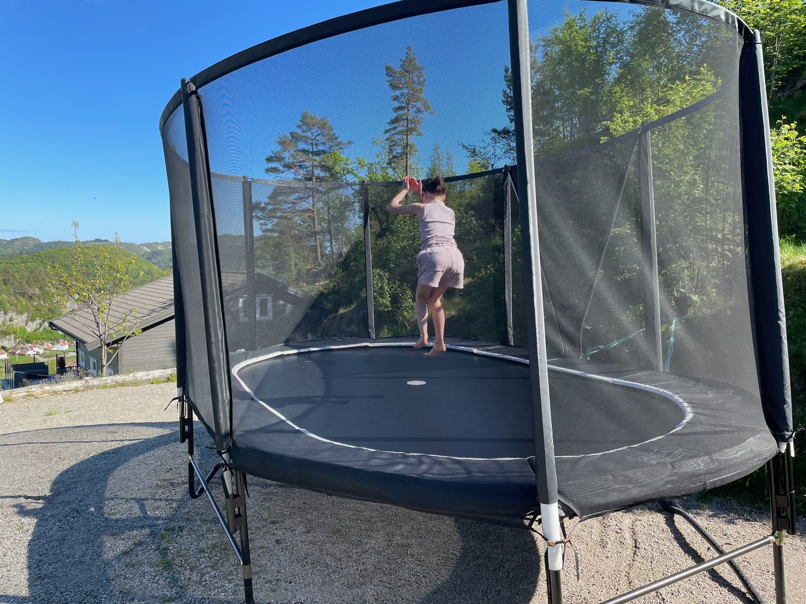 Ny stor oval trampoline Galleribilde