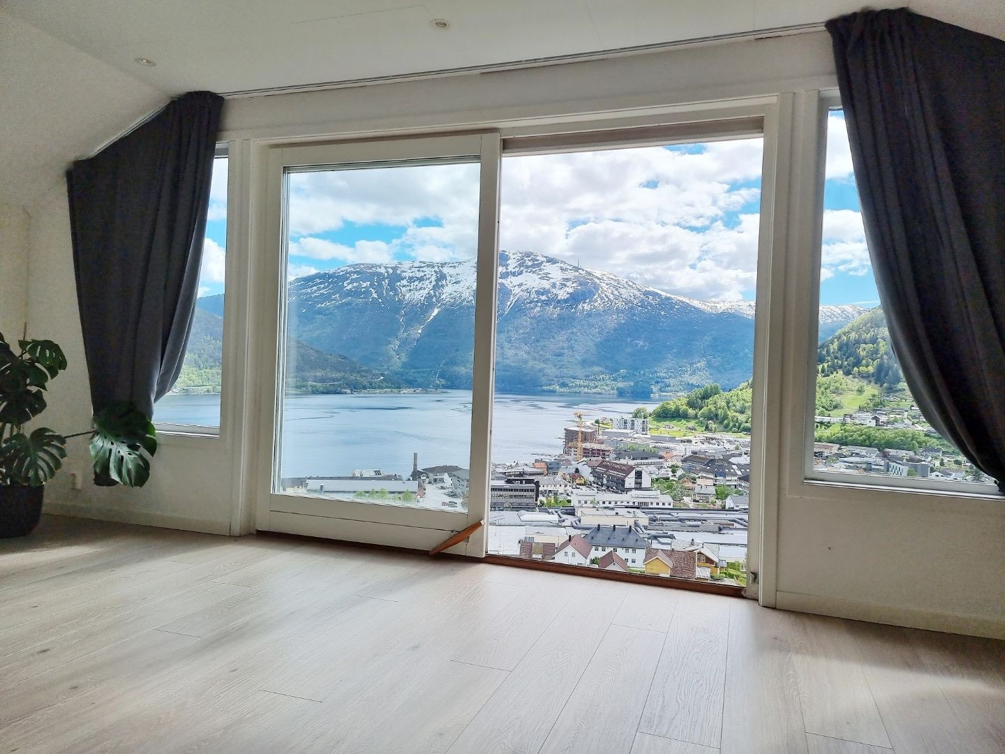 Nydeleg utsikt, og store vindauge! Galleribilde