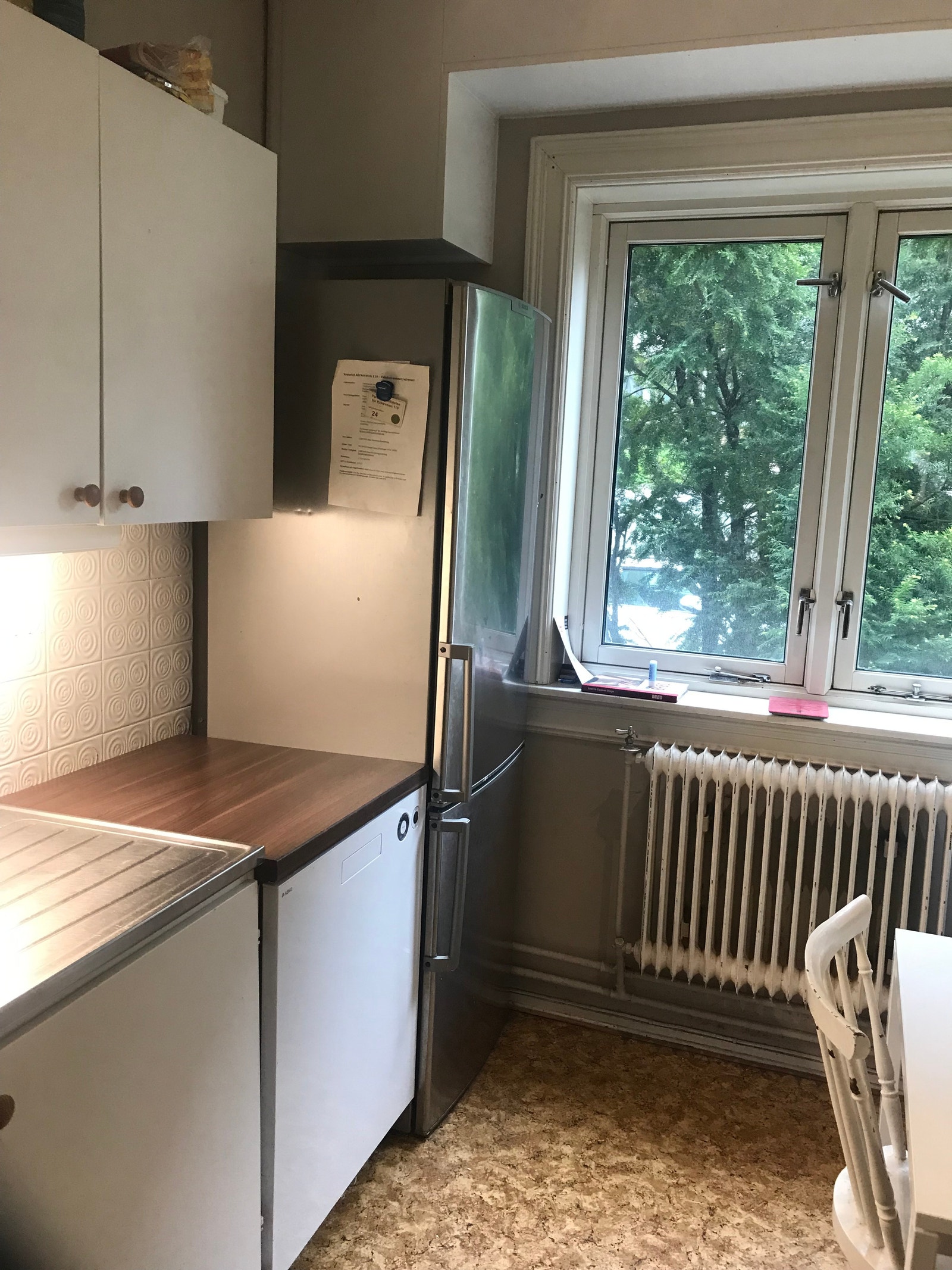 Kjøkken med oppvaskmaskin og ny induksjonsstekeovn Galleribilde