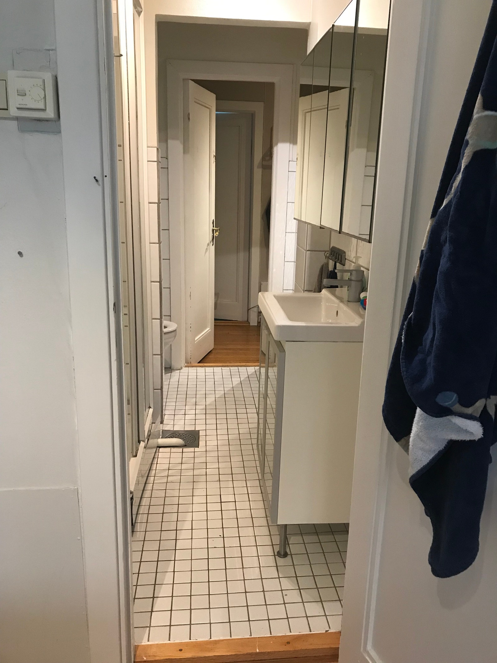 Bad med 4 speilskap og dusj Galleribilde