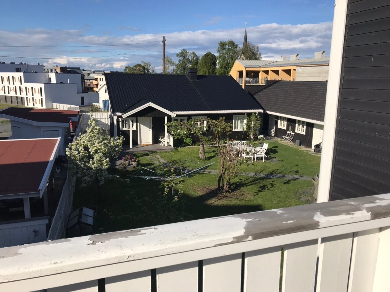 Utsikt fra terrassen til bakgården Galleribilde