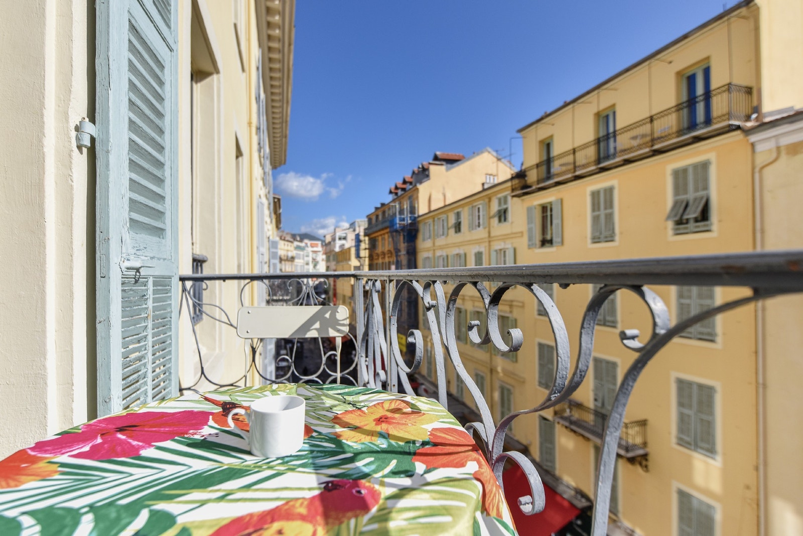Balkong med plass til to stoler og bord. Galleribilde