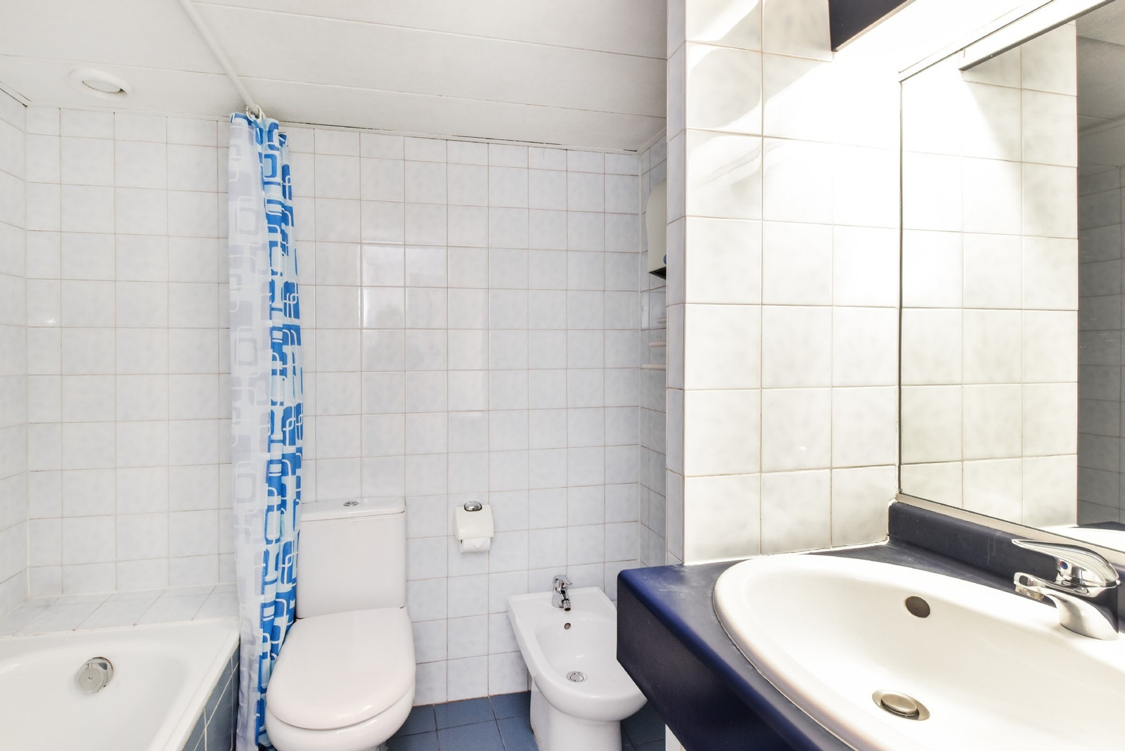 Bad med badekar, wc og bidet. Galleribilde