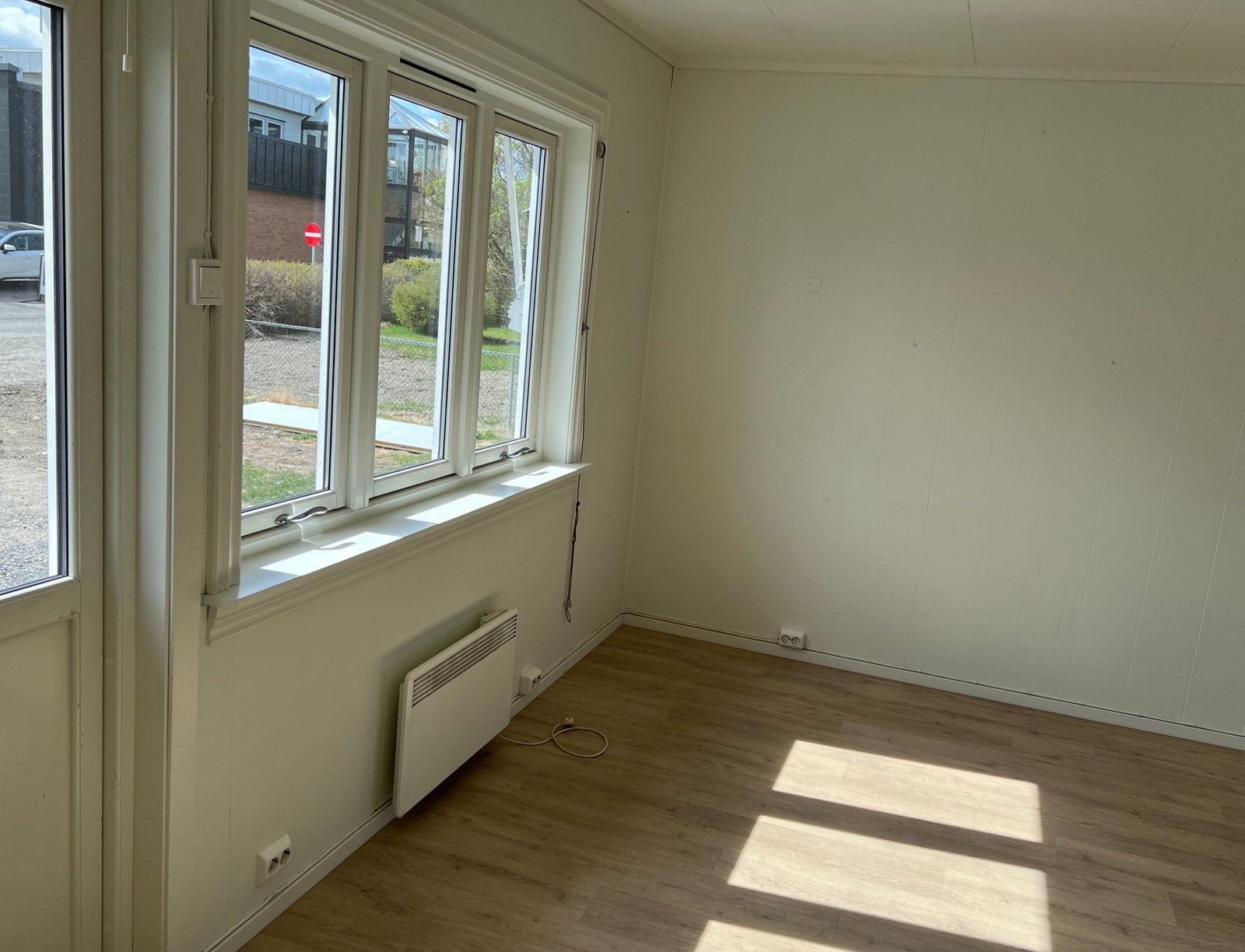 Stue med dør til uteområde Galleribilde