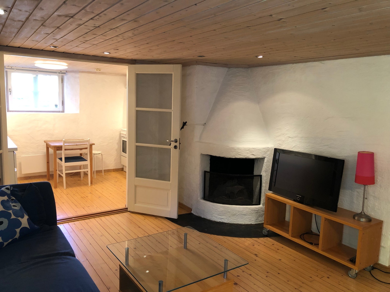 Stua: Peis og doble dører inn til kjøkkenet. Galleribilde