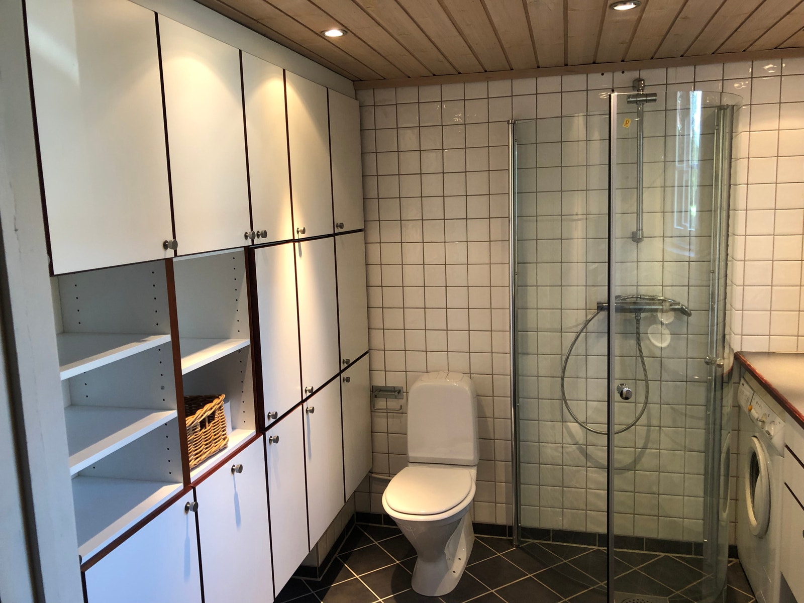 Bad: Mye oppbevaringsplass i skapvegg. Galleribilde