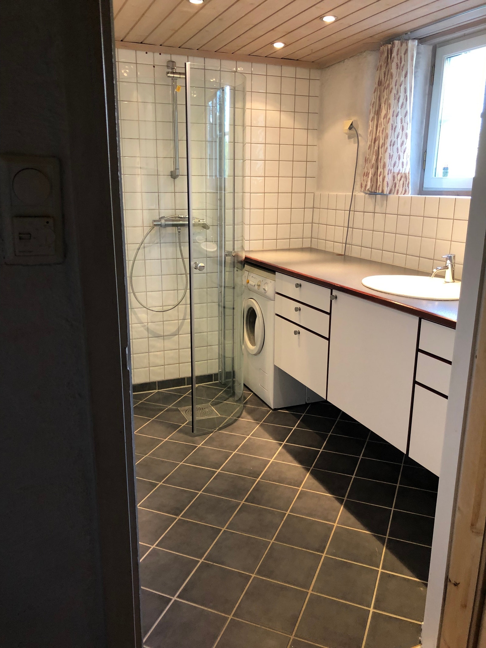 Bad: Stort og lyst. Dusj og vaskemaskin. Galleribilde