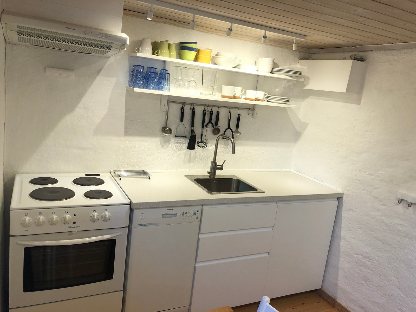 Kjøkken: Kjøl/frys, komfyr og oppvaskmaskin. Galleribilde