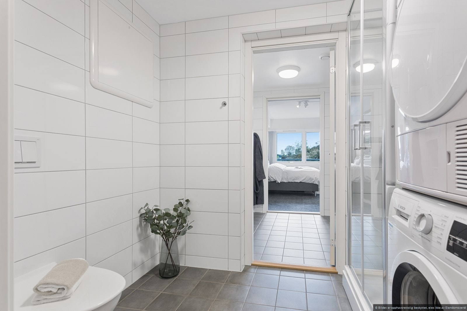 Bad med ny vaskemaskin og tørketrommel. Dusjkabinett. Badet blir benyttet av totalt av 2 personer. Galleribilde