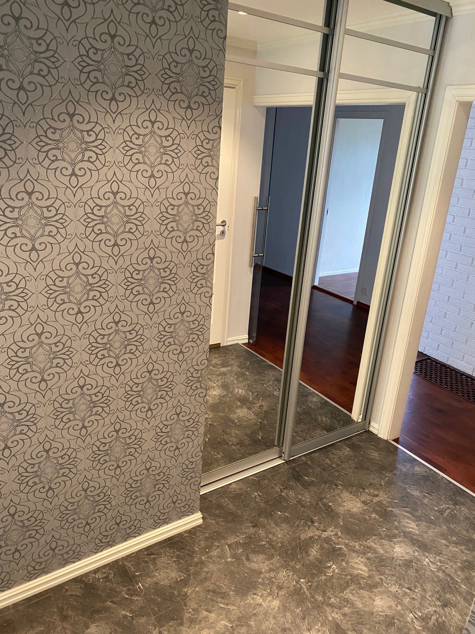 Skyvedørgarderobe i gang Galleribilde