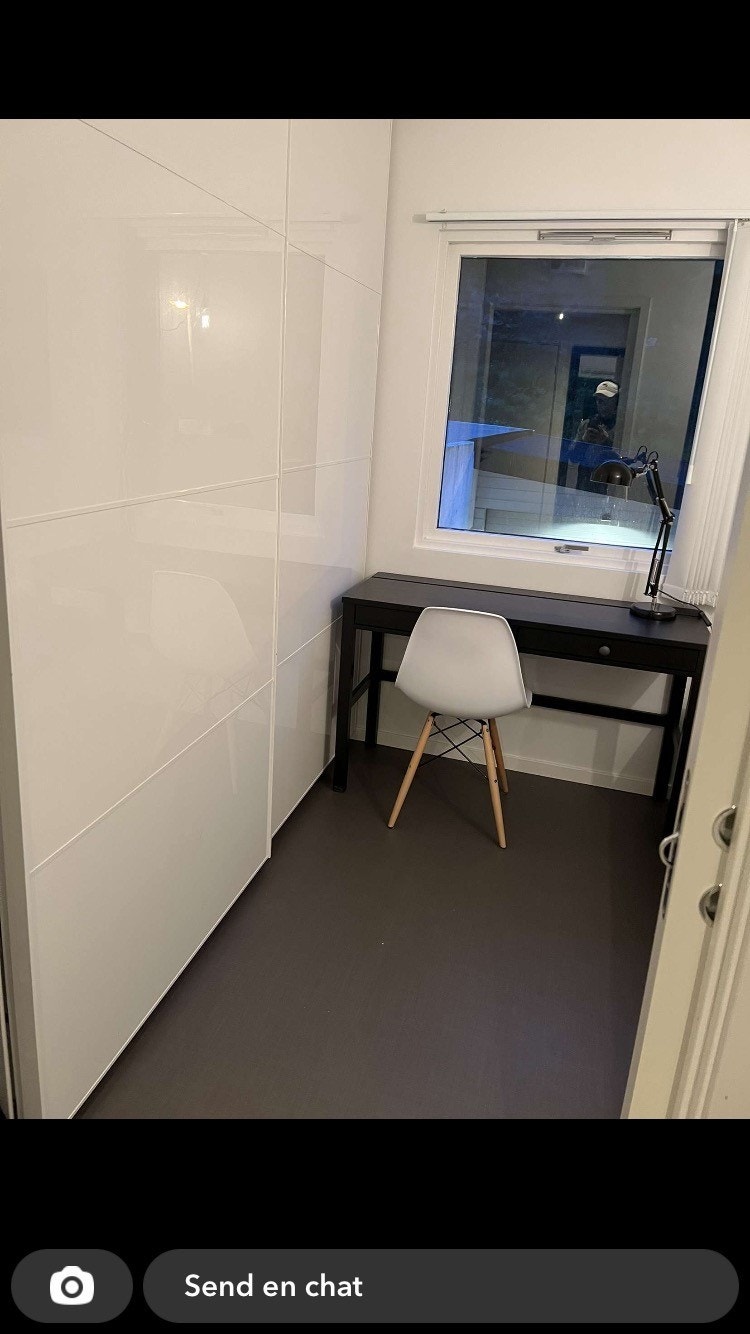 Soverommet er ferdig møblert med garderobeskap, skrivepult og 90x200 cm bred seng Galleribilde
