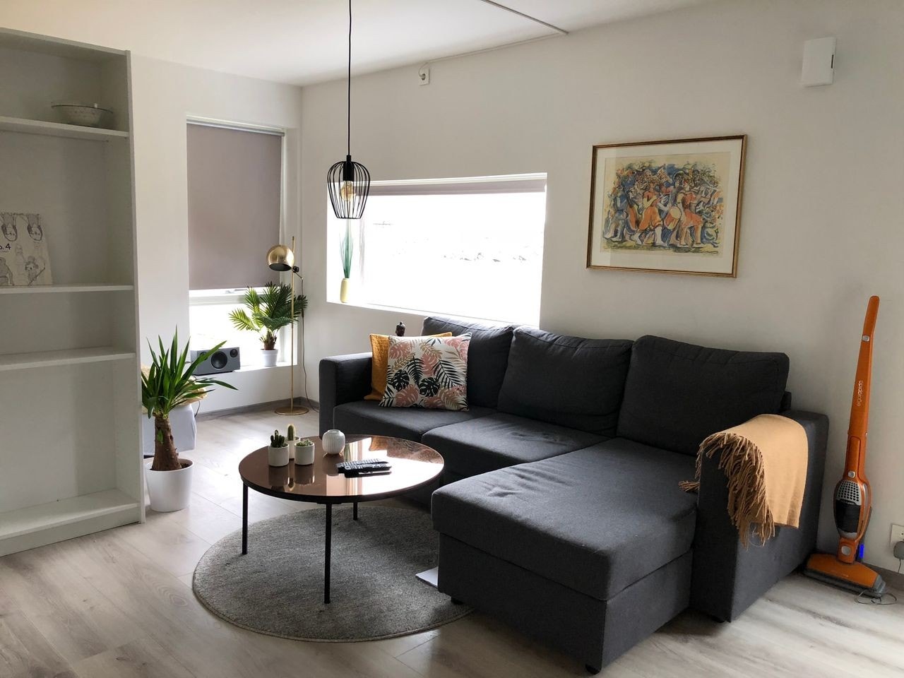 Forslag til innredning her med sovesofa det er nå lagt teppe på gulv i hybel Galleribilde