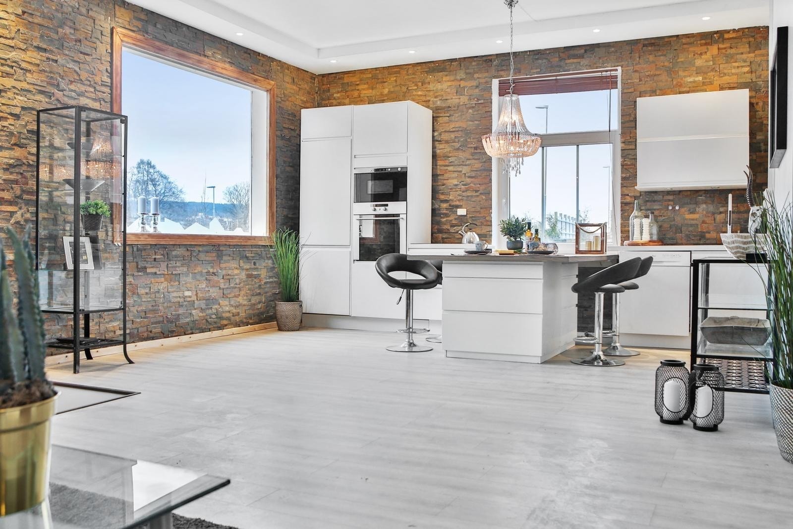 Stor moderne leilighet over 2 plan, på 125 kvm. Flott åpen løsning på stue og kjøkken, renovert i 2016. Galleribilde