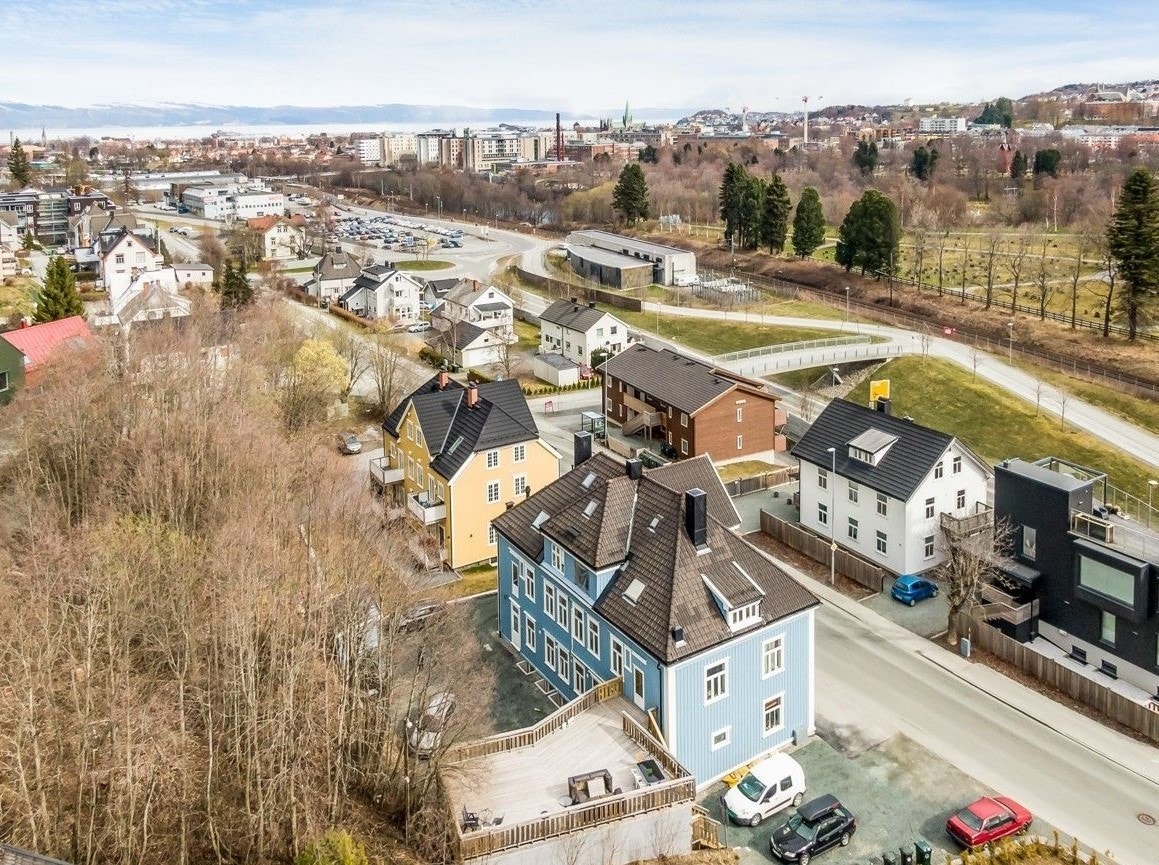 Det er egen parkeringsplass i bakgården, hvis man har bil. Busstopp rett utenfor inngangsdøren, som tar deg både til NTNU Gløshaugen, St. Olavs og Trondheim sentrum. Galleribilde