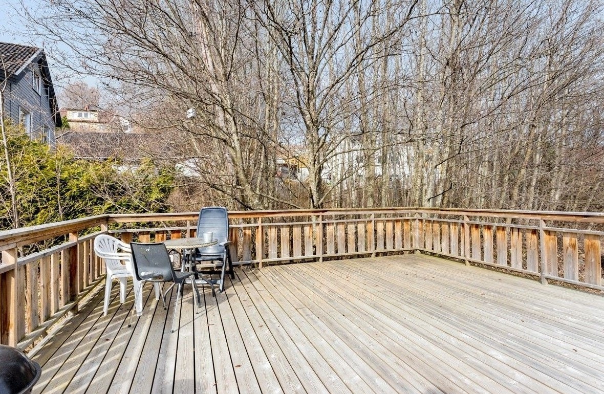 Romslig felles terrasse i 2. etasje. Denne er for beboerne i selve huset (6 enheter). Terrassen ligger sørvendt, med gode solforhold. Galleribilde