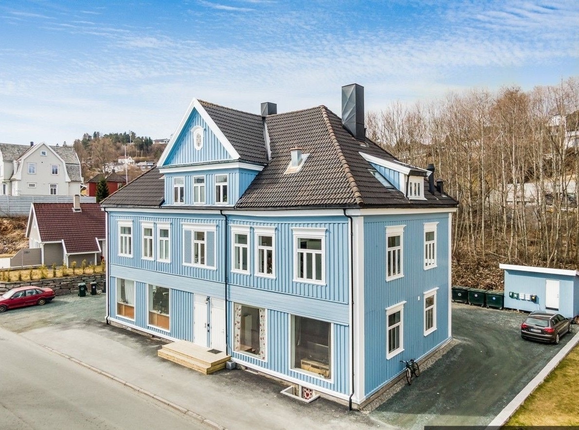 Fasaden har relativt nye vinduer og ny bordkledning gjør at strømkostnadene blir lave. Det er ingen gjennomgangstrafikk, i et rolig boområde. Lagt opp til fiber. Galleribilde