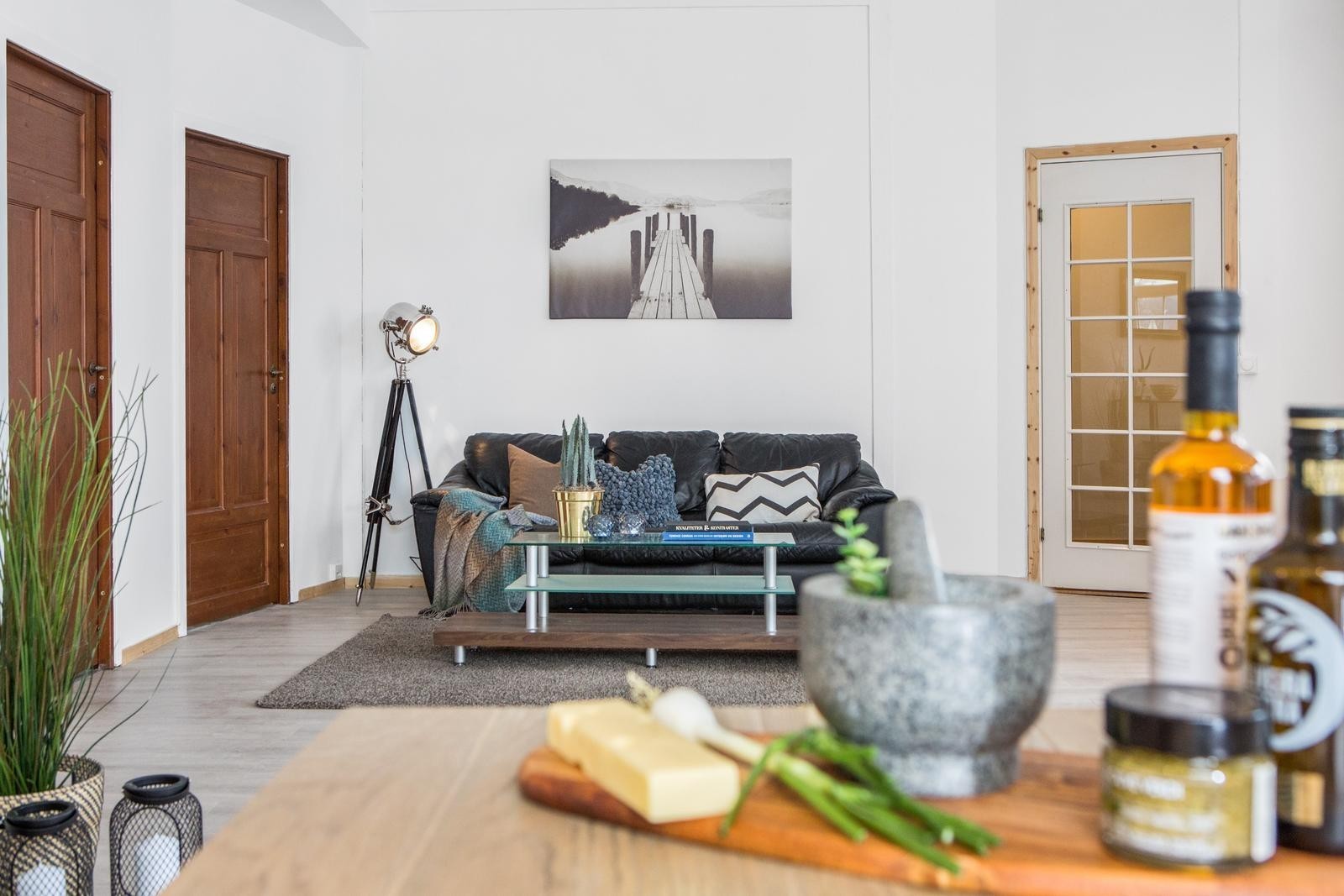 Boligen innehar 2 stuer. Man har god takhøyde på over 3 meter, som gjør at man får en ekstra god romfølelse. Galleribilde