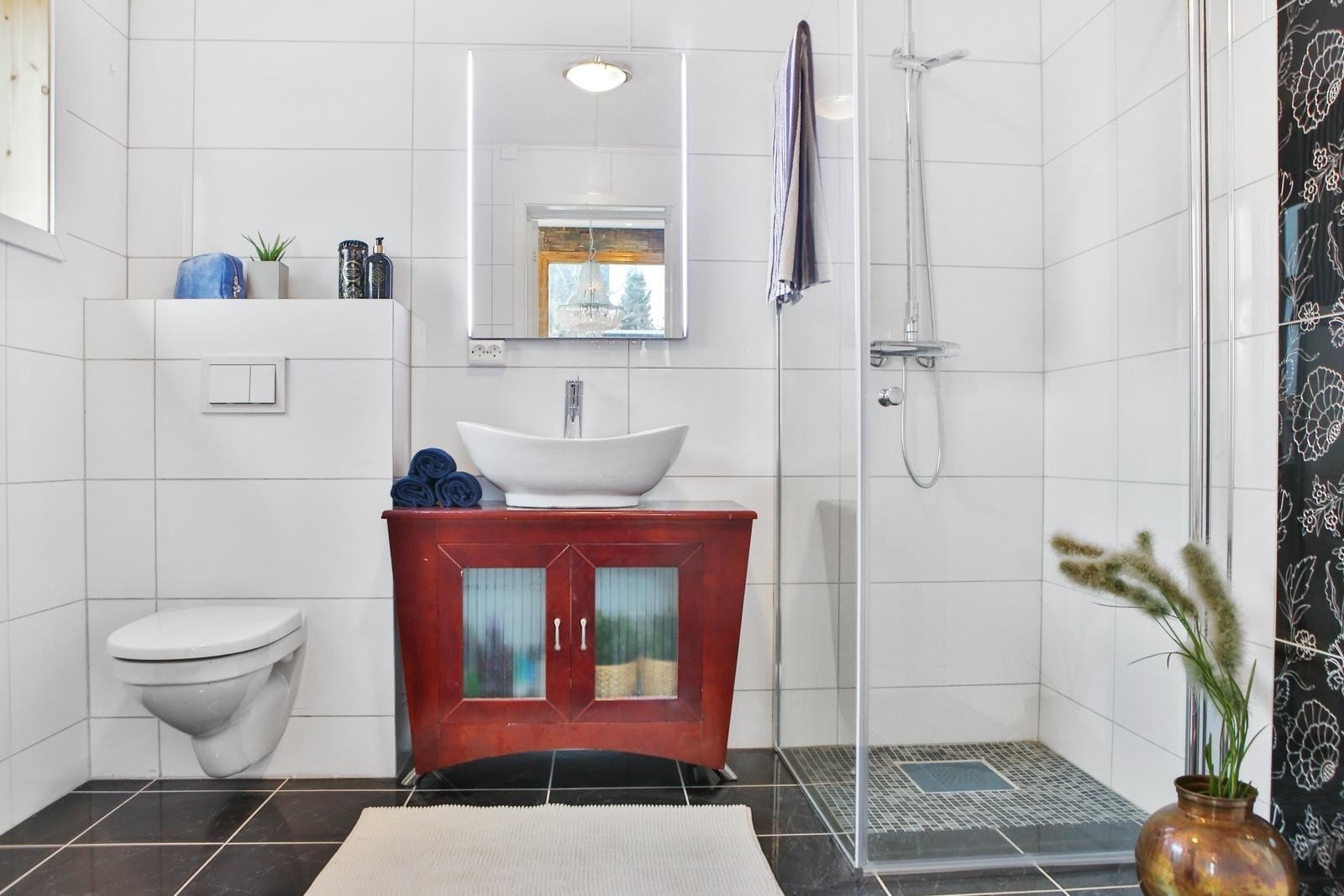 Pent flislagt bad, renovert i 2016. Galleribilde