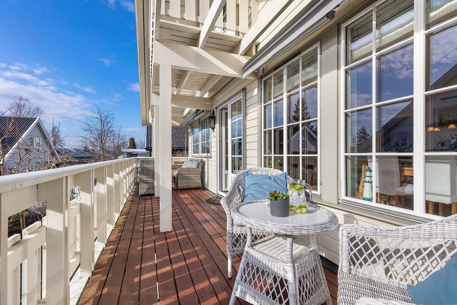 main floor balcony Galleribilde