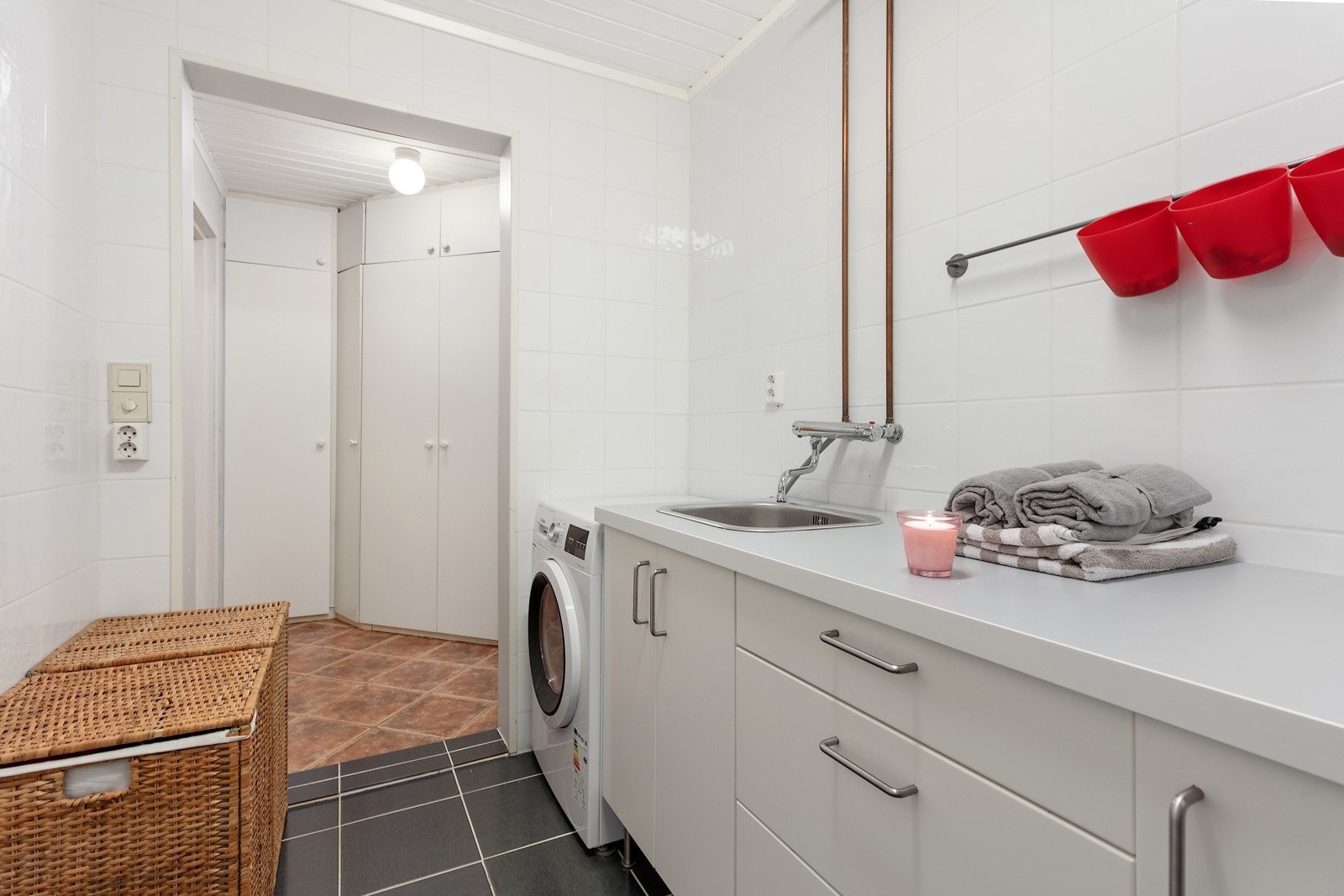 ground floor laundry (washing machine included) Galleribilde