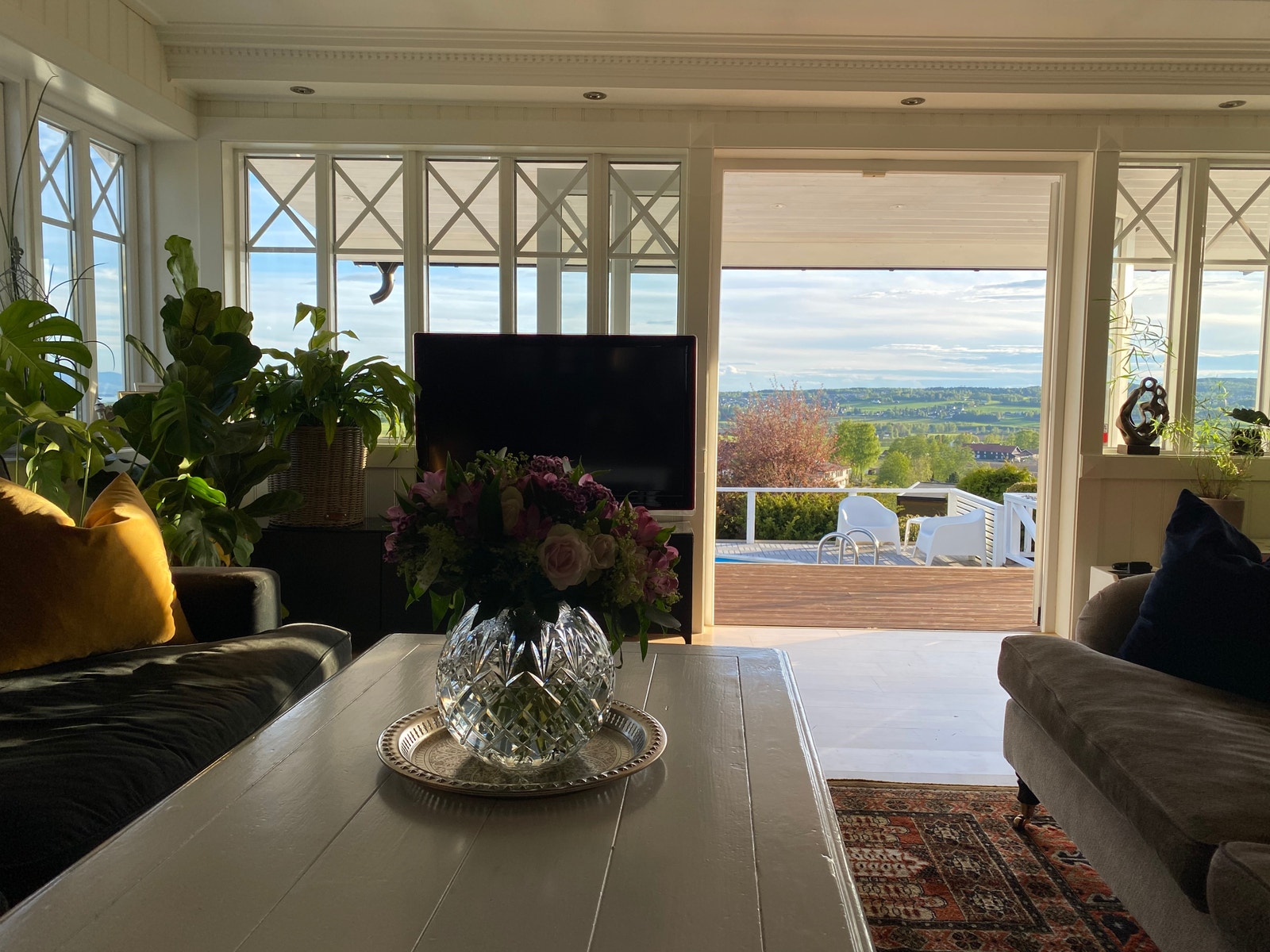 Stue med utgang til terrasse og basseng Galleribilde