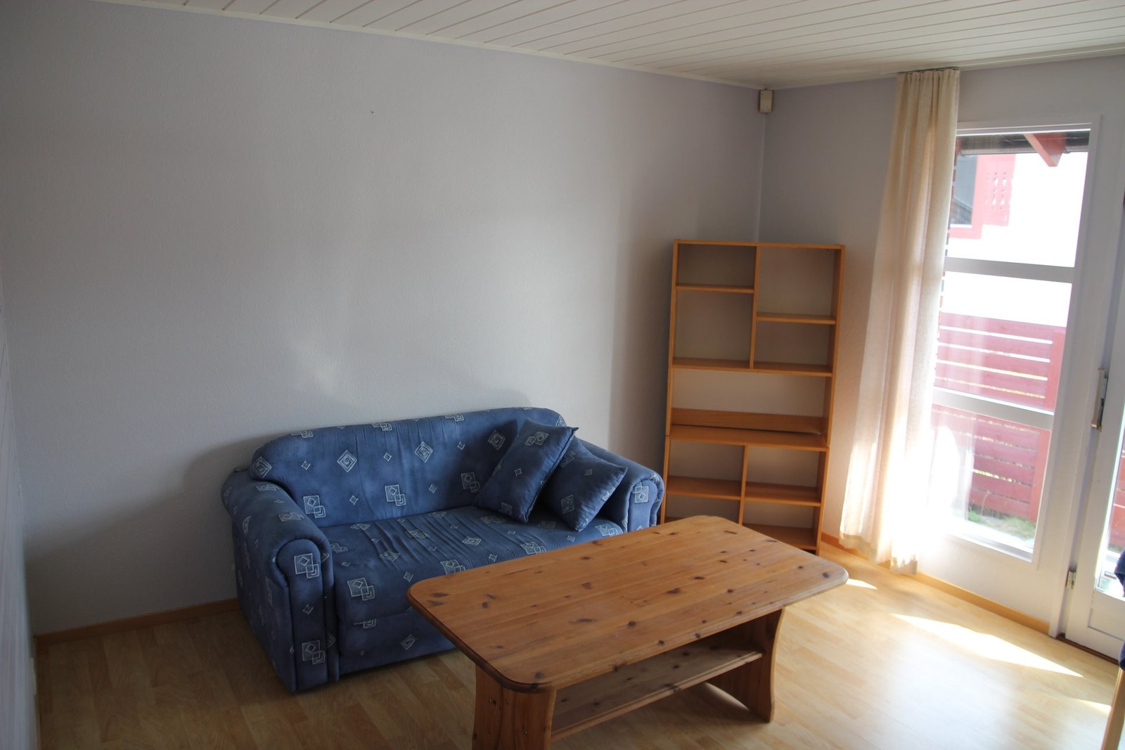 Stuen. Møblene på bildet medfølger ikke. Veggen du kan skimte helt ute til venstre er nå borte, og det er åpent inn mot kjøkkenet. Galleribilde