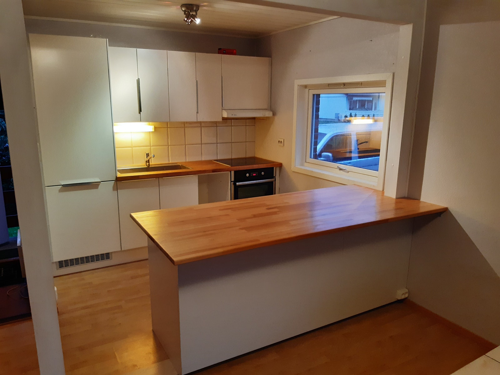 Kjøkkenet ble totalrenovert i 2020, en åpen og lys løsning. I kjøkkenvinduet vendt mot øst får du inn morgensolen. Galleribilde