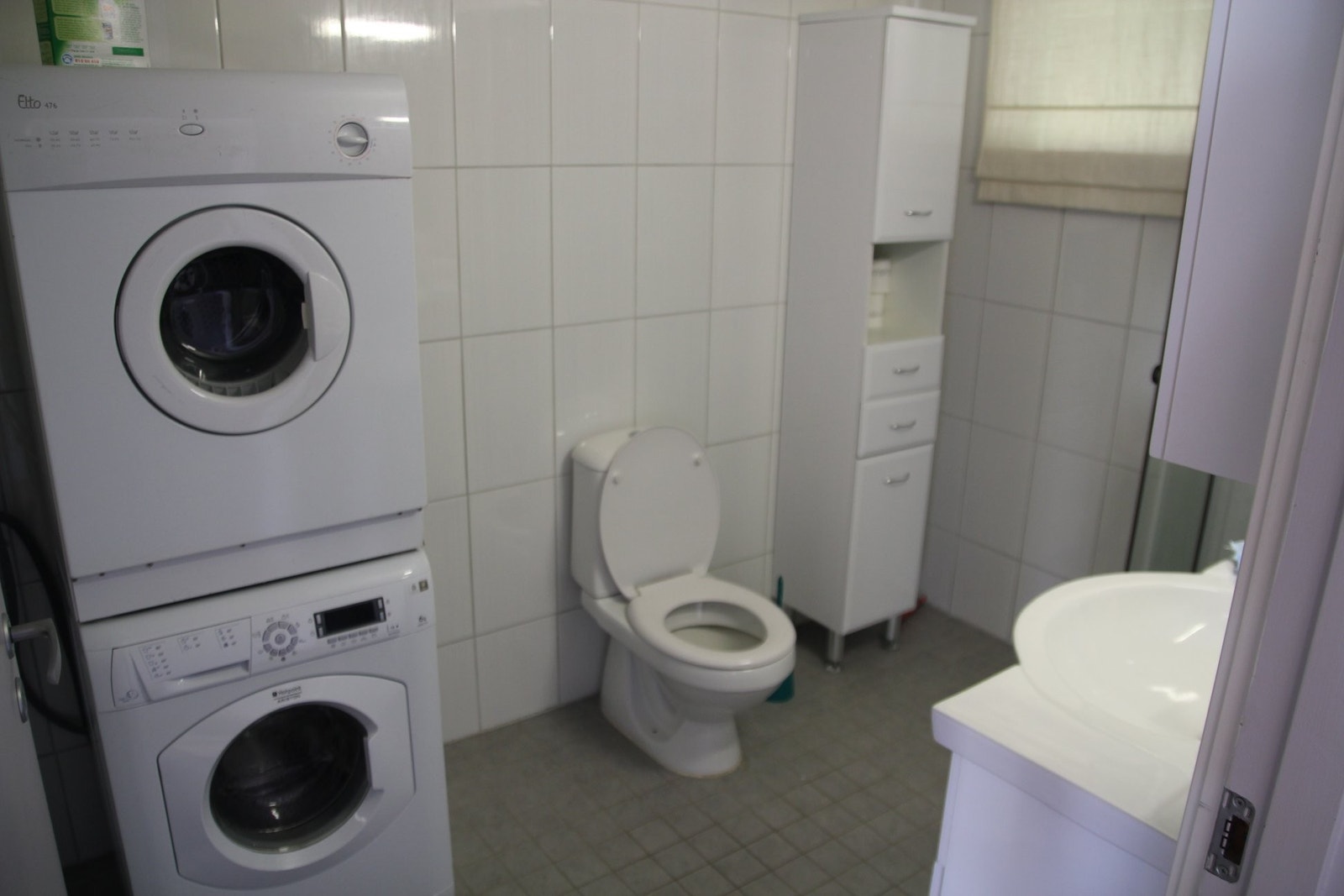 Badet. Vaskemaskin og tørketrommel følger med. Galleribilde