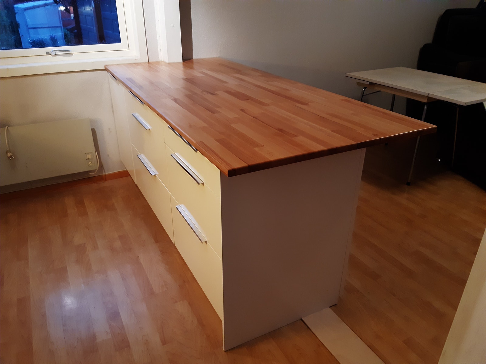 Kjøkkenøya mellom kjøkken og stue. Galleribilde