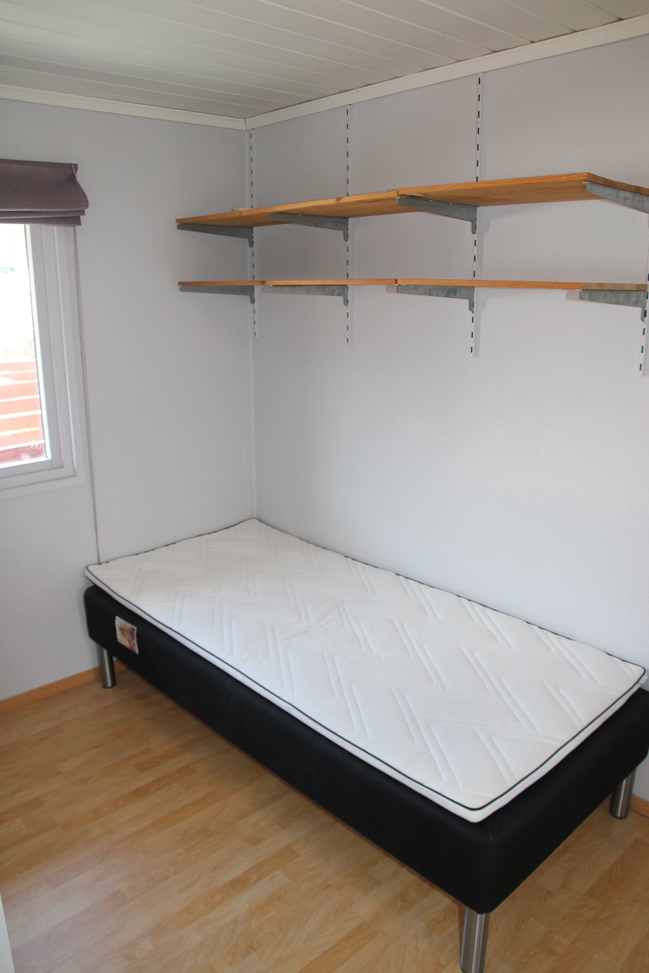 Soverommet har et vindu vendt mot sør. Sengen på bildet følger ikke med. Galleribilde