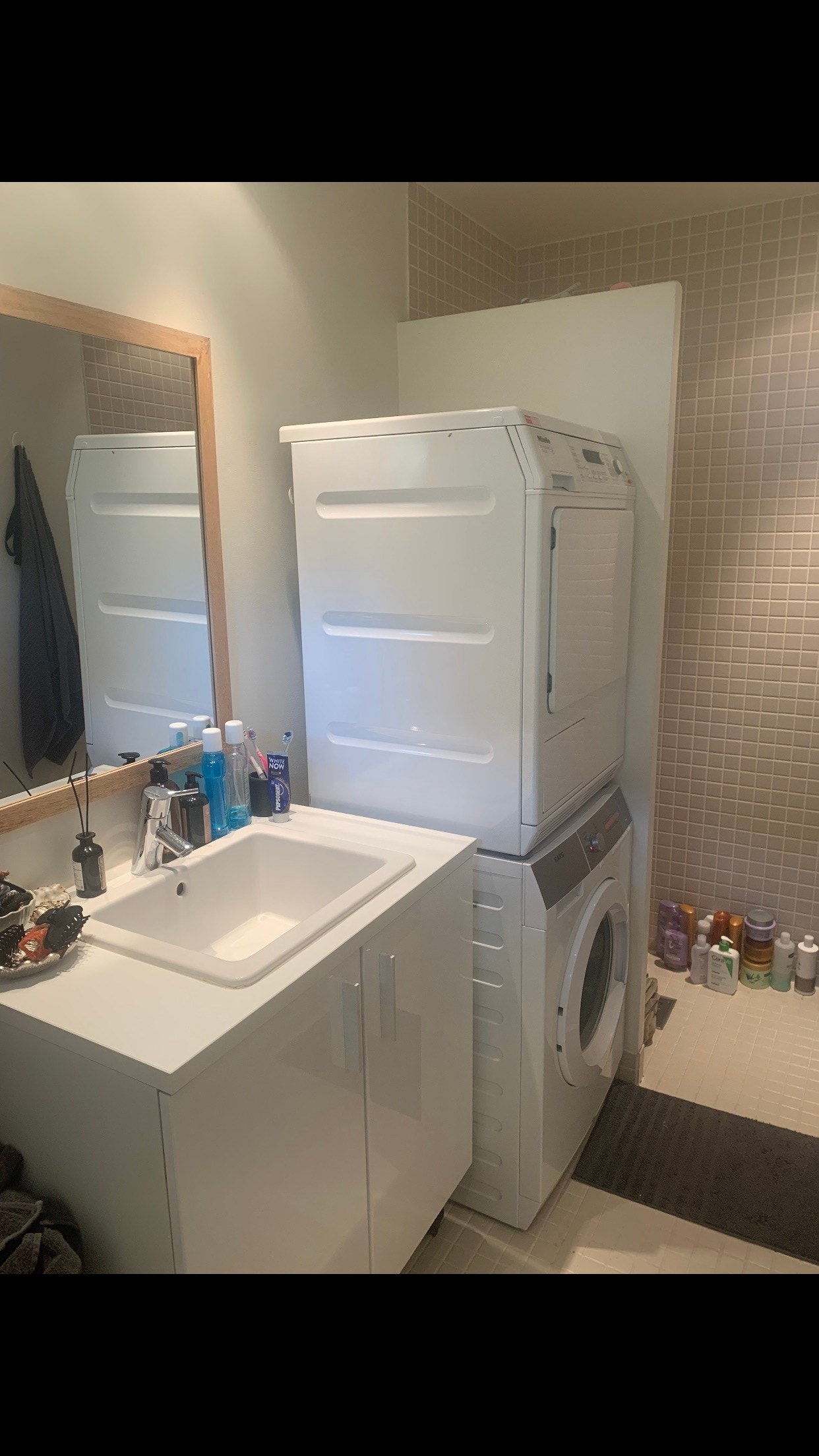 Badet med både vaskemaskin og tørketrommel inkludert Galleribilde
