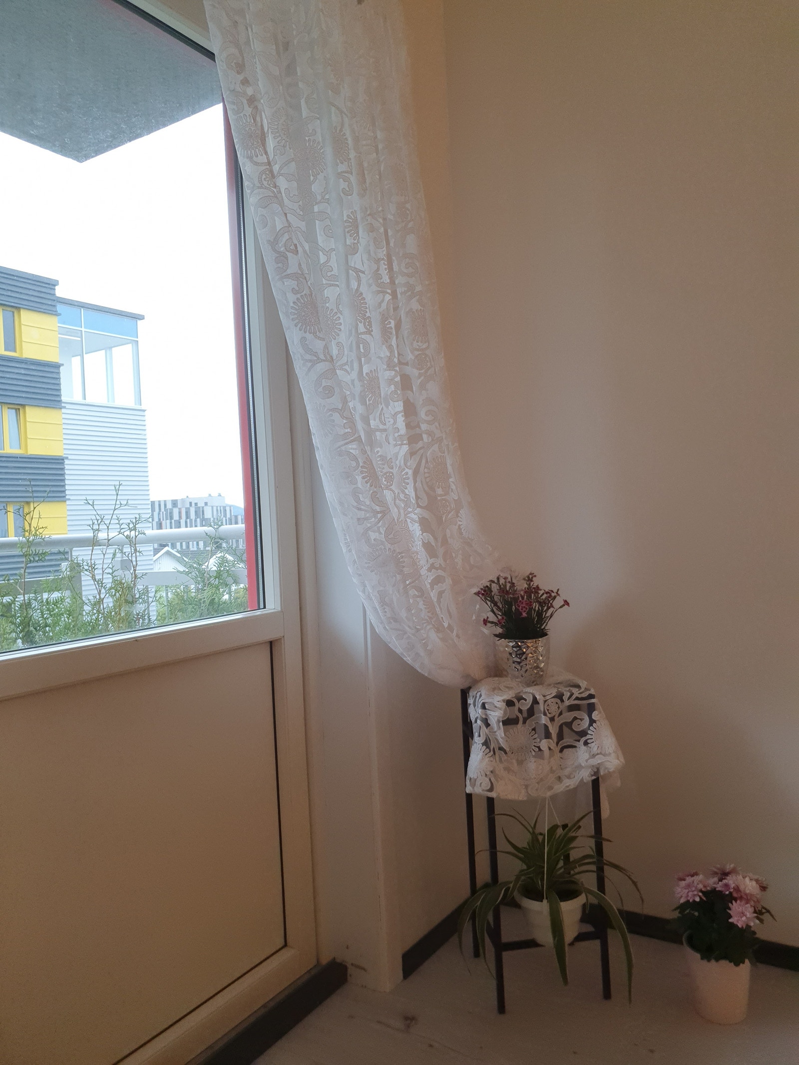 Voll studentby skimtes i bakgrunnen Galleribilde