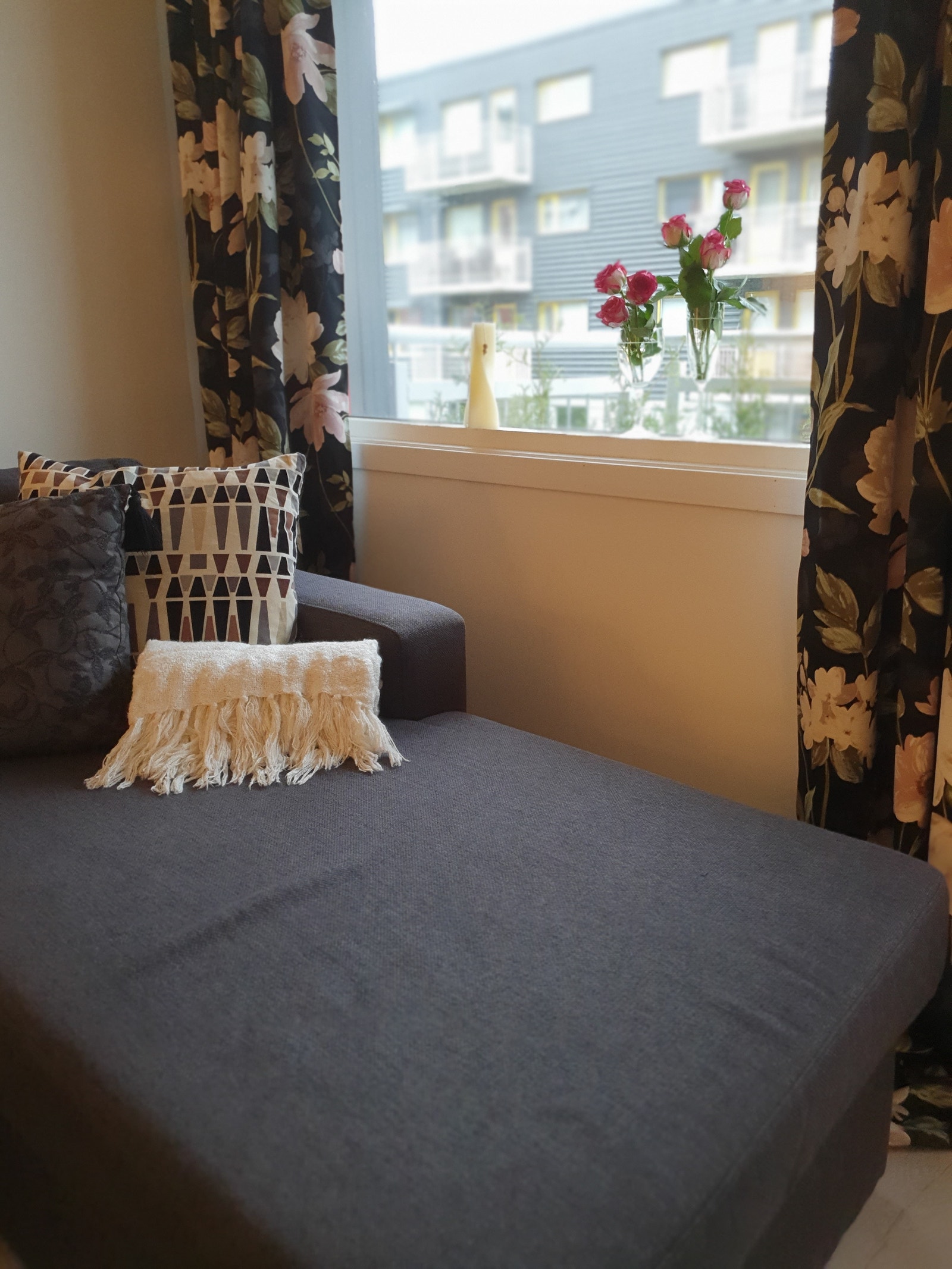 Naboblokken sett fra sofakroken Galleribilde