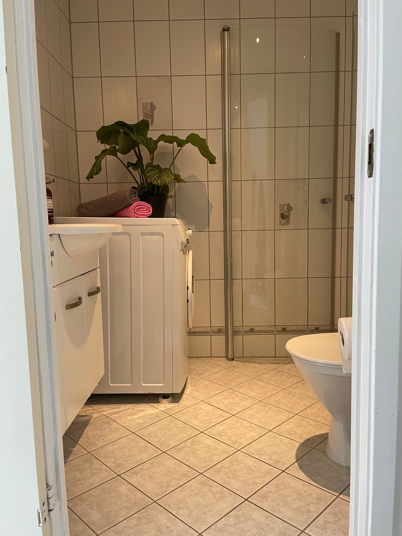 Det er innfellbare dusjdører og vi har valgt ha kombimaskin vask og tørk for å gi mer rom. Galleribilde