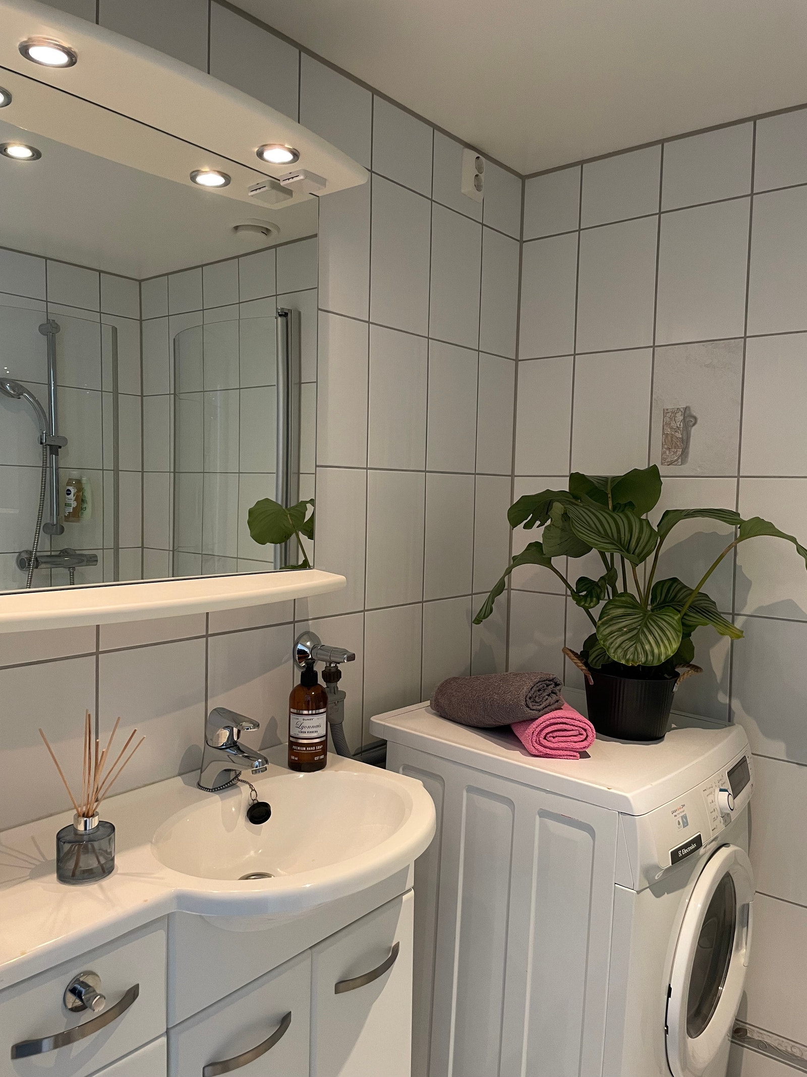 Studioleililgheten fikk også totalrenovert badet i 2011/2011. Av fagkyndig. Det ble samtidig m.a. lagt opp til vaskemaskin. Nye ledlysspotter i baderomsinnredningen er installert i 2022. Downlight i taket er montert fra før. Galleribilde