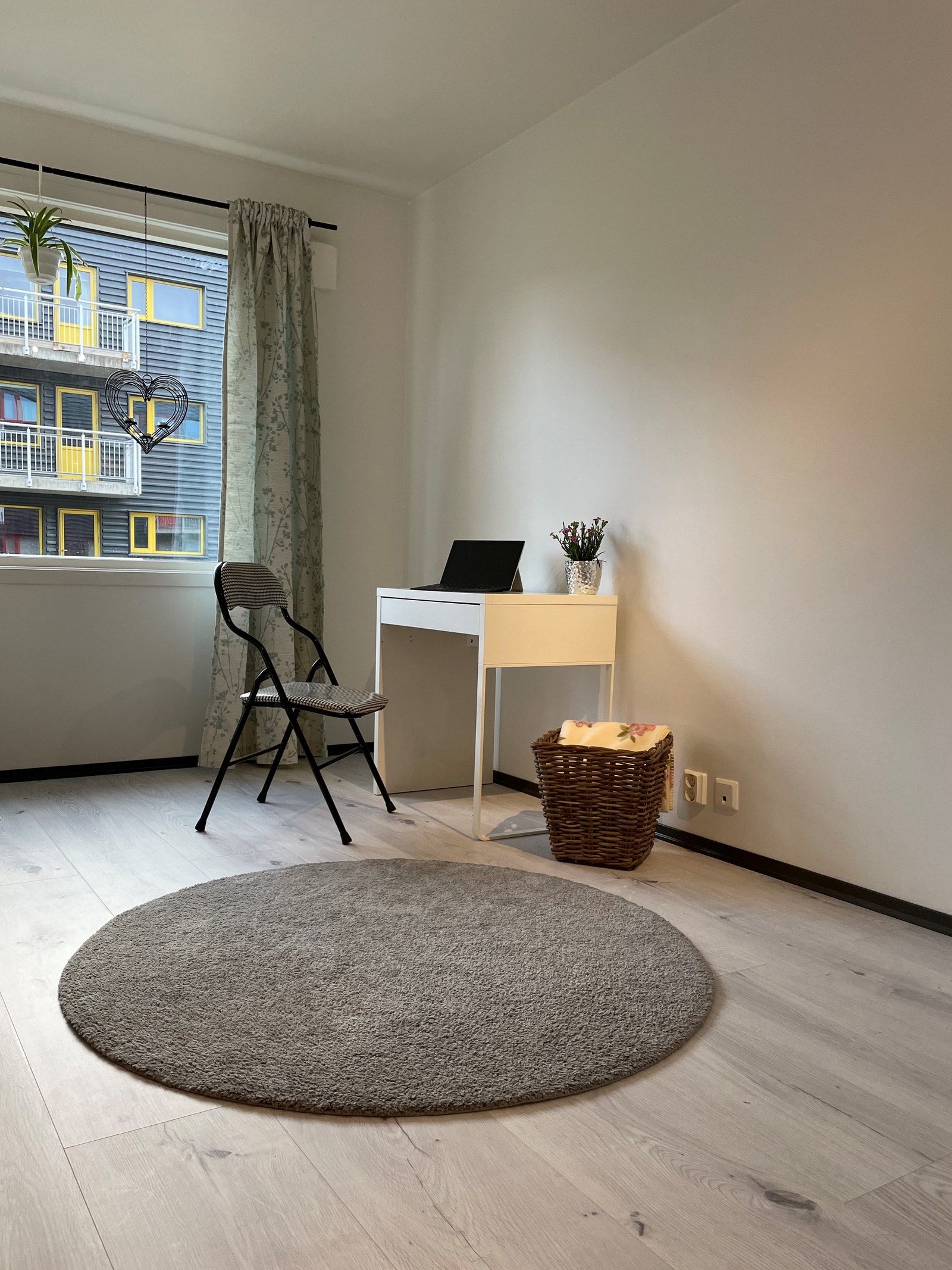 Den romslig med plass til m.a. arbeidspult Galleribilde